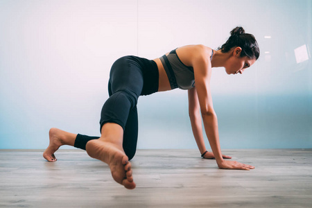 年轻的运动，有吸引力的女人练习瑜伽普拉提，在瑜伽工作室的侧面进行员工锻炼。 瑜伽和普拉提生活方式健康的概念。