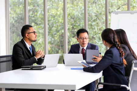 商务人员会议沟通讨论工作办公室会议企业成功头脑风暴团队合作理念.