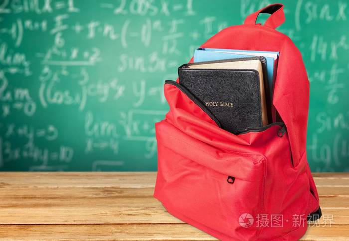 学校背包里的圣经书