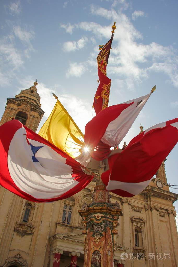宗教节日,在靠近老教堂的装饰广场上挥舞着红色,黄色和白色的旗帜