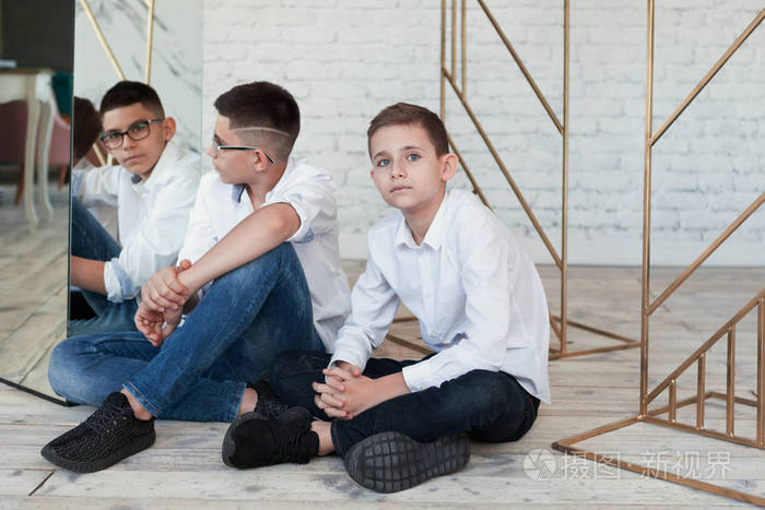 两个兄弟的肖像男人坐在室内的木地板上