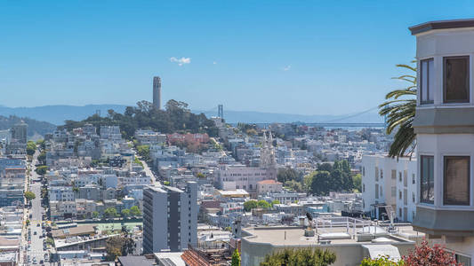 旧金山，俄罗斯山丘上的伦巴德街，背景是科伊特塔和奥克兰湾大桥