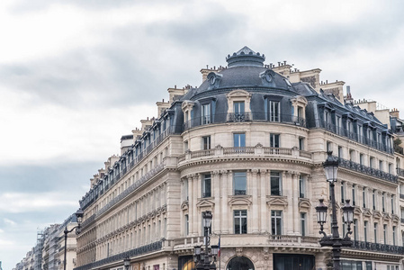 巴黎市中心美丽的建筑，典型的巴黎立面