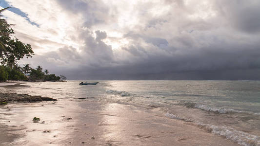 瓜德罗普美丽的全景粉红色沙滩玛丽加兰特岛日落在海上
