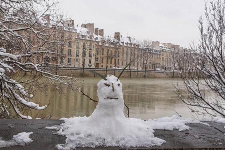 巴黎下着雪和洪水，雪人在塞纳河畔，美丽的建筑立面在冬天