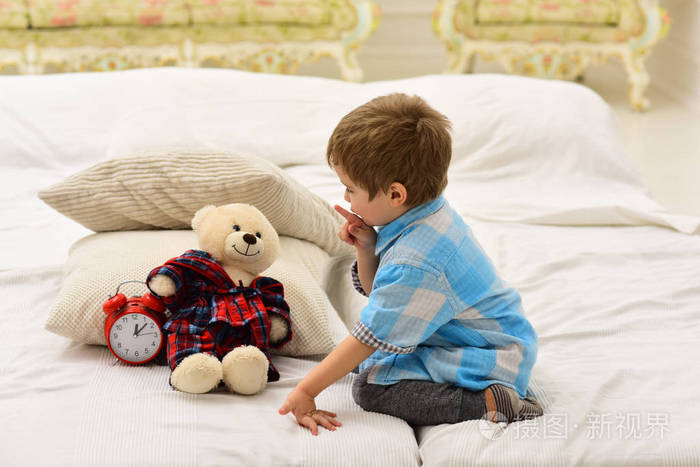 小男孩在家里玩.快乐的童年.令人惊讶的一天.关怀和发展.小男孩玩熊.