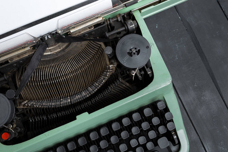 关闭绿色老式打字机