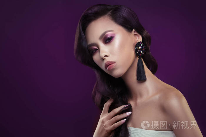 紫色背景下优雅女人的时尚美女肖像