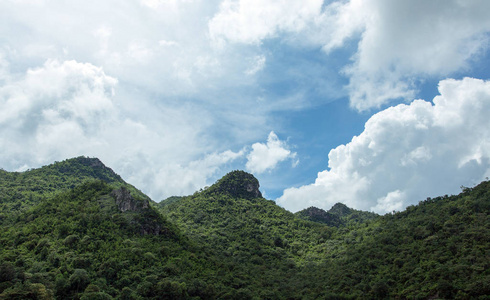 风景秀丽的青山和天空。 自然美的概念，背景