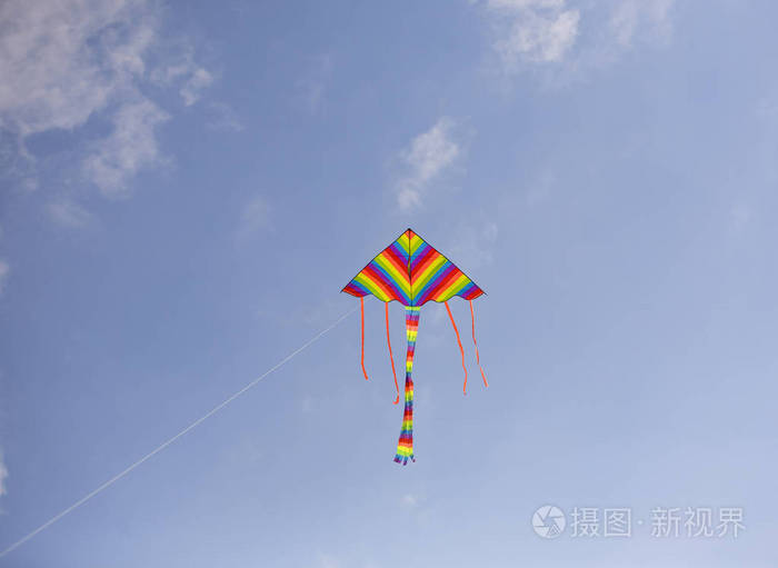 一只美丽的彩色风筝在阳光明媚的天空中