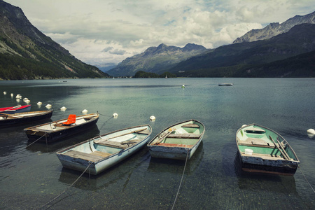瑞士圣莫里茨附近的西尔湖上有船的宁静景象