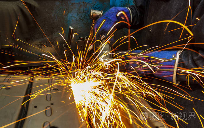 用电砂轮机喷出的火焰火花改变前后摇摆的状态