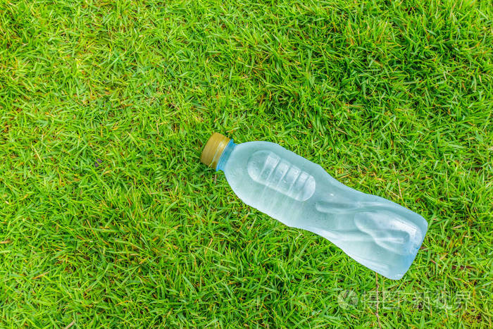 草地上一瓶清澈的静水
