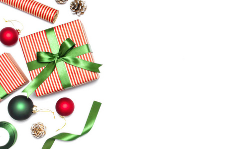 礼品盒圣诞球玩具冷杉锥丝带白色背景。 节日祝贺新年圣诞节赠送2019年圣诞节贺卡。 平躺顶部视图复制空间。