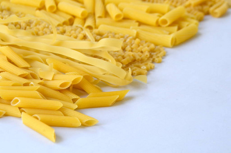 不同类型的意大利面是由面粉和水制成的产品