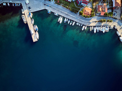 滨海港与希腊西斯尼亚游艇的鸟瞰图