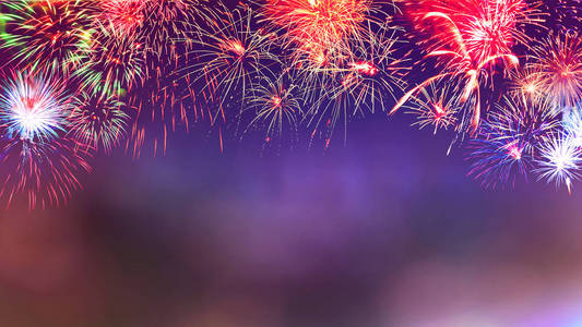五颜六色的烟花与Bokeh背景和复制空间的新年庆祝抽象假日背景