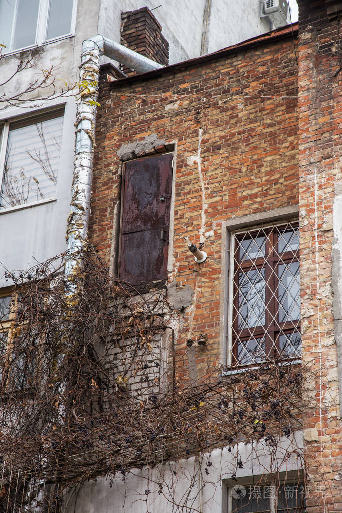 一座古老废弃城市的废墟。 穷人住的破房子。 奥德萨是一座历史性住宅建筑的废墟。 一座旧地震的废墟击中了房子。 失去的城市。
