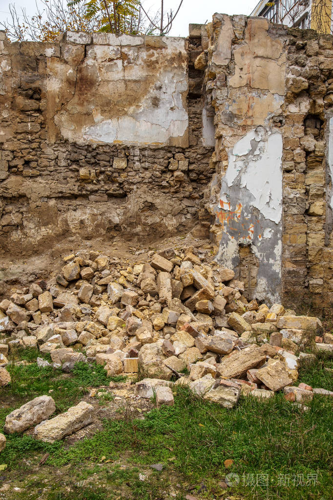 一座旧地震的废墟击中了房子. 失去的城市.