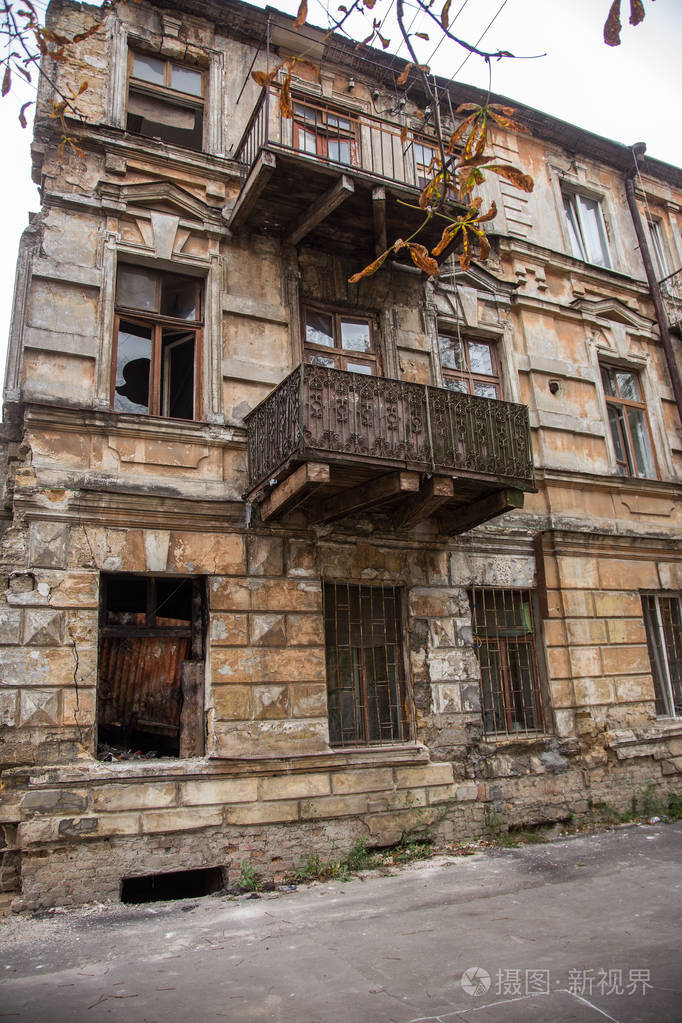 一座古老废弃城市的废墟. 穷人住的破房子.