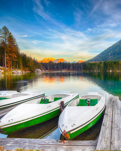 在腹地湖度过一个美妙的秋季夜晚。 湖上很少有船，上面有蓝绿色的湖水。 地点度假胜地Ramsau国家公园Berchtesgade