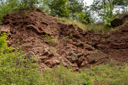 波兰冬青跨山萨切尔米前红砂岩石场内瓦里桑造山与烫发和三as沉积物之间的地质构造细节