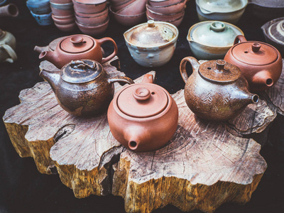 手工陶瓷茶壶和杯子