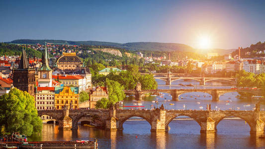 布拉格风景优美的春天日落鸟瞰老城码头建筑和查尔斯桥在vltava河在布拉格捷克共和国
