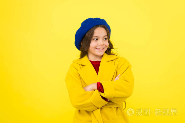 时尚而自信小时尚达人时尚女孩可爱的女孩穿着时髦的衣服有时尚长发的