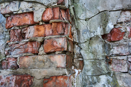 废弃街道上布满蜘蛛网的破旧砖墙