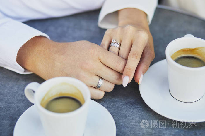 浪漫的夫妇在巴黎的传统咖啡馆约会. 法国游客享受这个城市