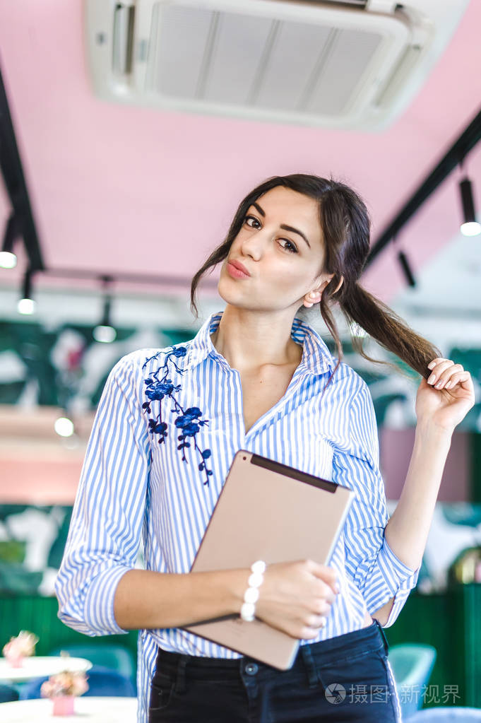 咖啡馆里的职场女性.