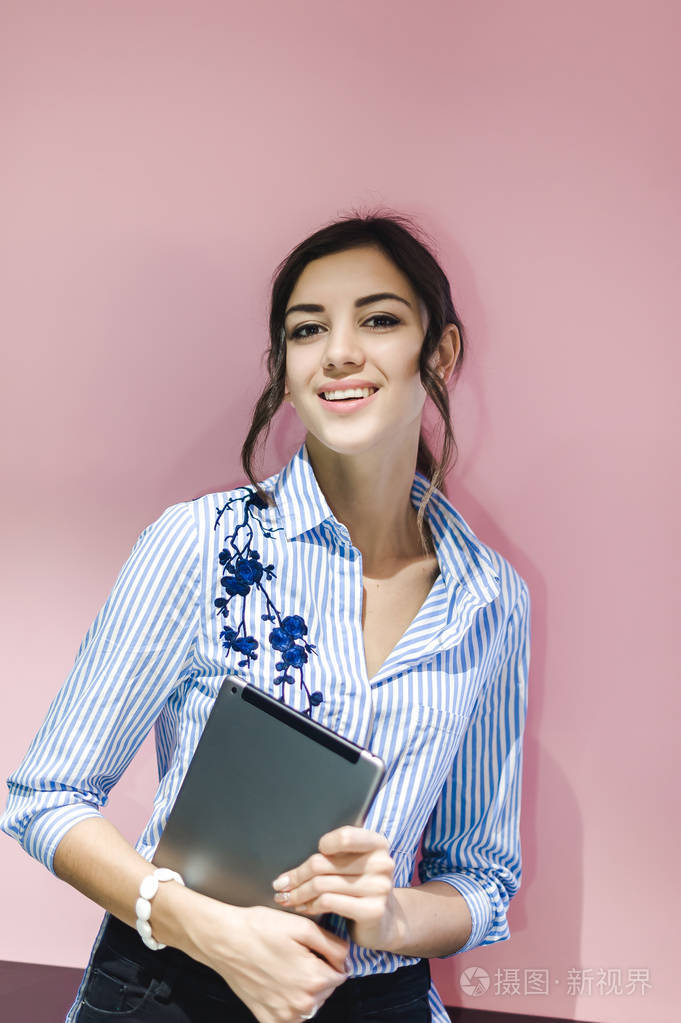 照片 咖啡馆里的职场女性.