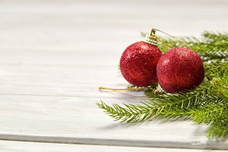 白色木制桌子背景上的红色圣诞装饰品。 圣诞贺卡。 寒假主题。 新年快乐2019.文字空间。