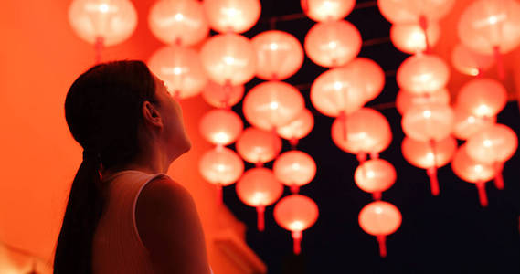 女人看着中秋节的红灯笼
