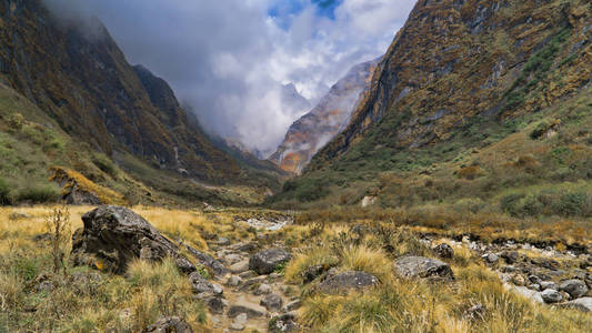 美丽的自然景观，在徒步旅行的小径，到安纳普尔纳大本营喜马拉雅山尼泊尔。 安纳普尔纳地区的喜马拉雅山景观。 安纳普尔大本营跋涉