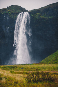 秋天在多云天气下冰岛雄伟的瀑布Seljalandsfoss