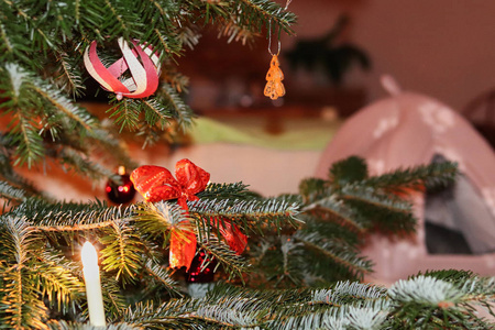 圣诞树用红丝带装饰