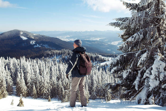 背着背包在山上徒步旅行的人寒冷的天气雪在山上冬季徒步旅行冬天是第
