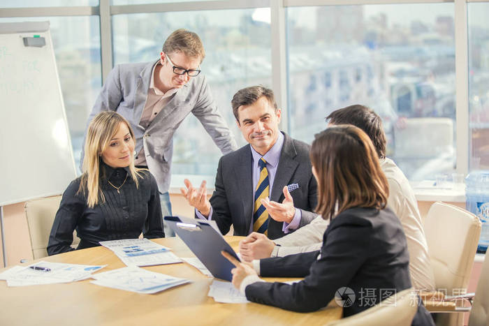 商务人士讨论办公室工作问题