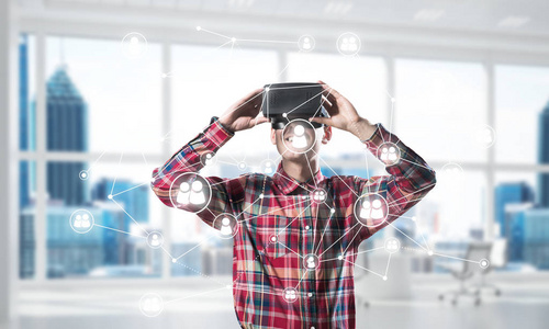 年轻人与虚拟现实耳机或3D眼镜连接背景。 混合媒体