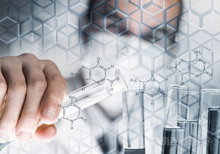 临床实验室中玻璃瓶中混合试剂的青年科学家