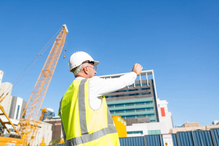 控制室外建筑工地的工程师