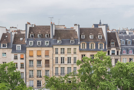 巴黎美丽的建筑，典型的巴黎正面在中心