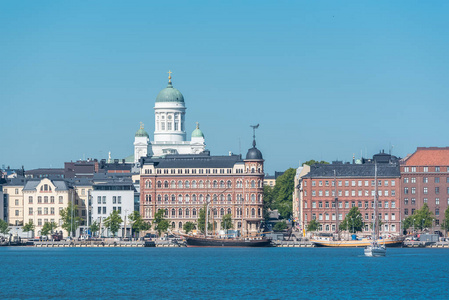 芬兰在芬兰全景的小镇从大海与大教堂的背景