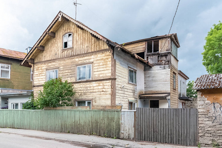 爱沙尼亚的塔林，木制的五颜六色的房子，典型的门面在卡拉马加。