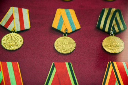旧的复古和现代的军事命令和军事奖章的红色背景