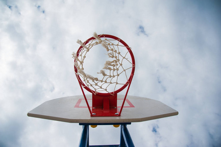 篮球板在天空上。 室外篮球场