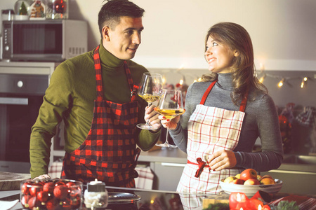 一对夫妇在厨房里庆祝圣诞节，煮圣诞鸭或鹅