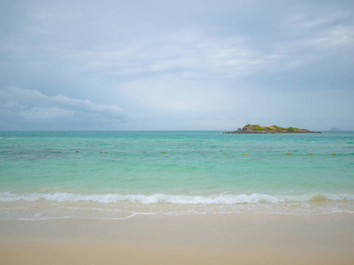 热带田园海洋蓝天和美丽的海滩度假时间假日海滩夏季概念